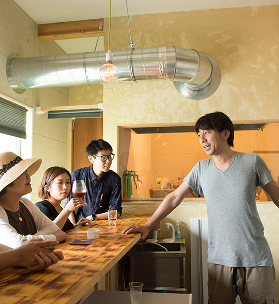 Take a tipsy wander around Aramachi and quench your thirst with a drink of Kokucho beer