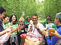 ホップ畑で最高の一杯