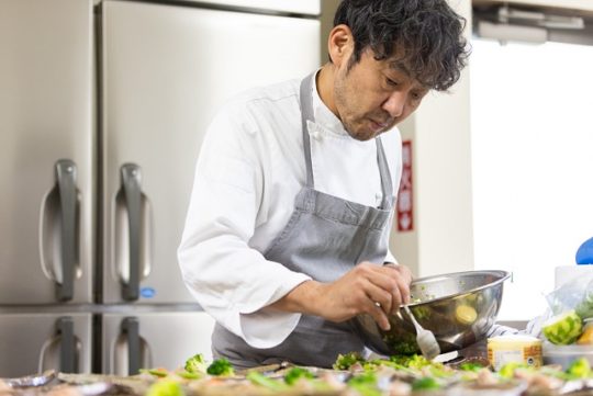 料理中の松本圭介シェフ