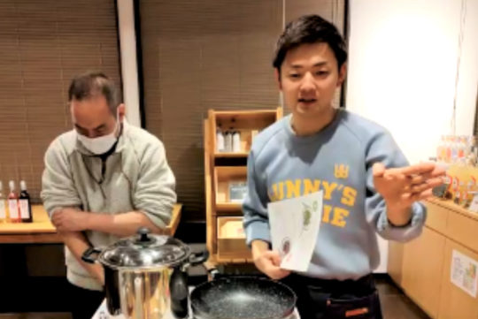 秋保ワイナリーでのオンライン料理教室を行う藤田承紀シェフ