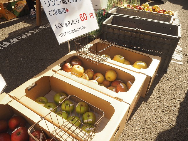 マルシェに並ぶたくさんの種類のりんご